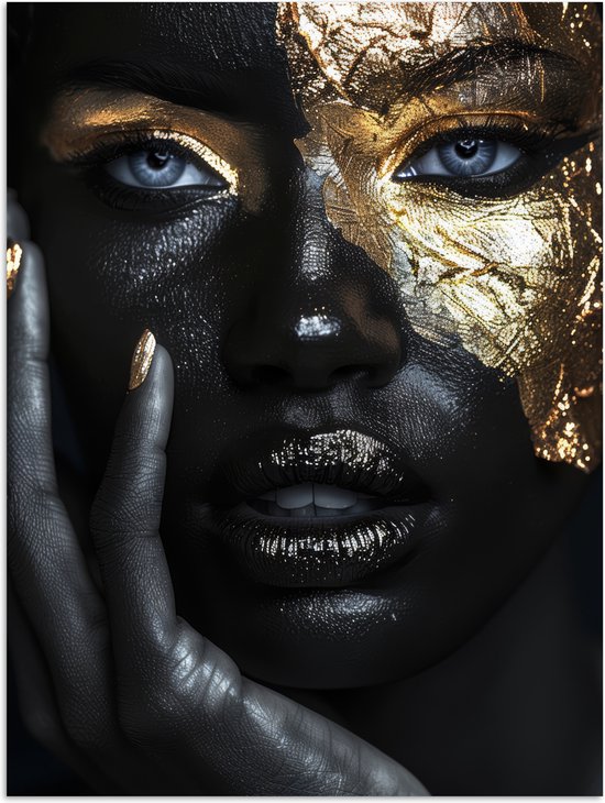 Close-up portret van een vrouw met goudfolie op haar gezicht en zwarte verf, gouden nagels en lippen.