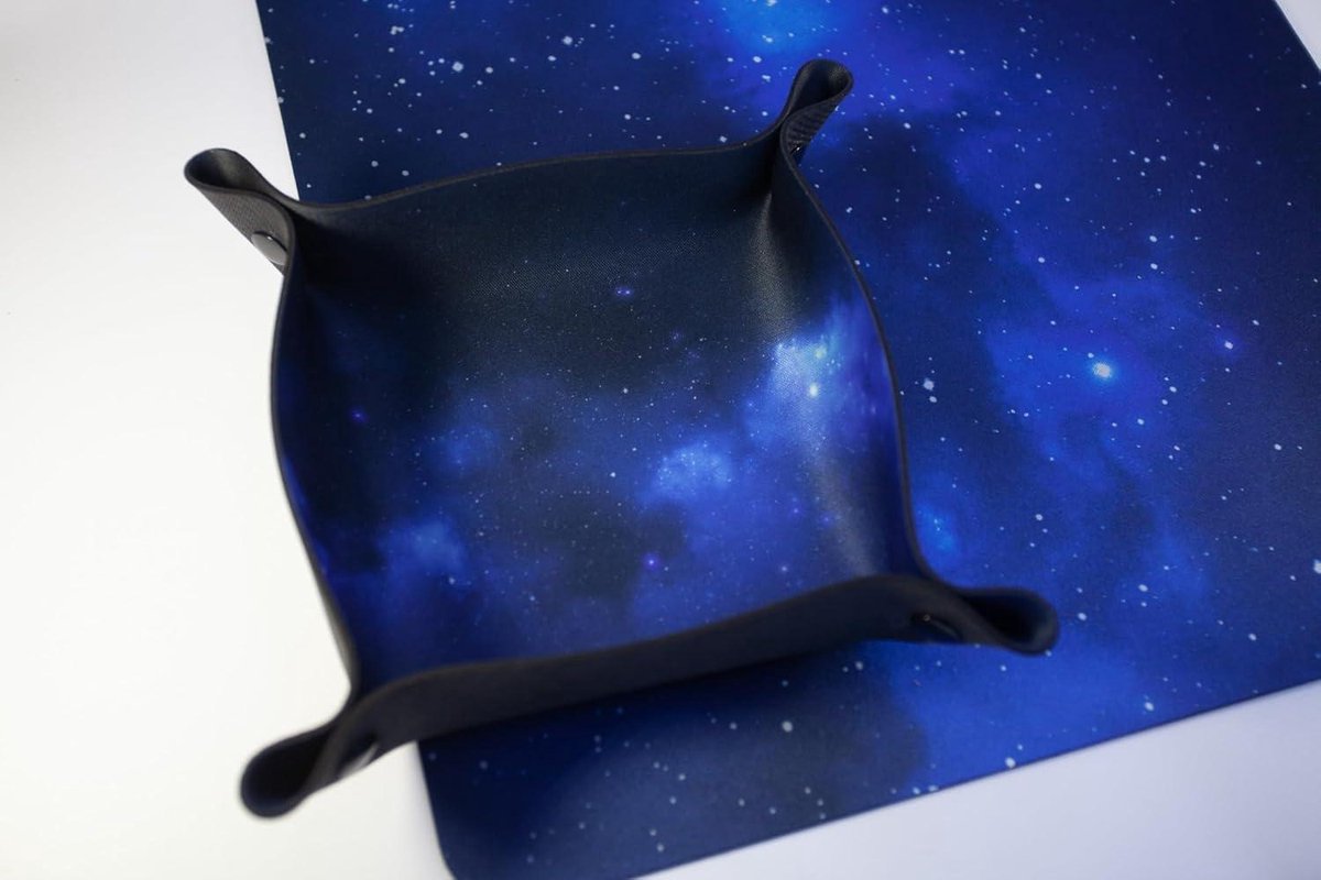Plateau à Dés RPG Néoprène – Nebuleuse Bleue – 22x22 Cm – Pliable Et Résistant – Pour Star Wars, Roll For The Galaxy, X-Wing Et Jeux De Société – Accessoire Anti-bruit Et Organisé
