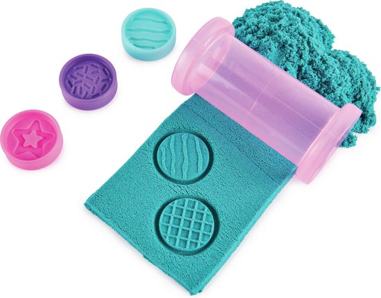 Roze en turquoise glitterzand, met vormen, stickers, lepels, een schepje en een rol om zand te maken.