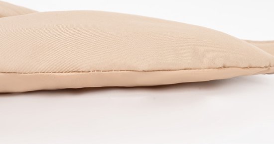 Detail van een gewatteerde beige hondenjas.