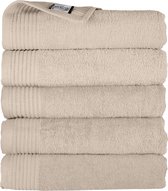Stapel van vijf beige katoenen handdoeken, met ribbed detail en label.