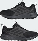 Twee zwarte Adidas Terrex trailrunningschoenen, een van de zijkant en een van voren gezien.