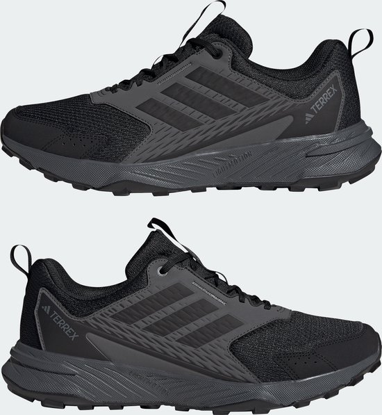 Twee zwarte Adidas Terrex trailrunningschoenen, een van de zijkant en een van voren gezien.