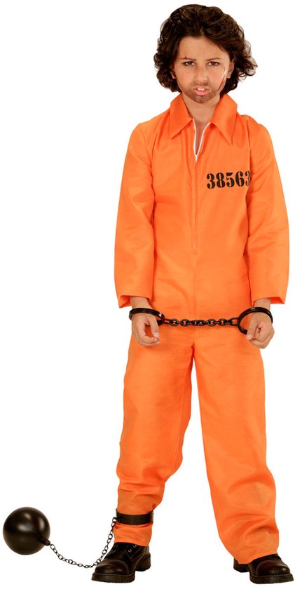 Jongen in een oranje gevangenispak met nummer 38563, handboeien en een bal aan een ketting.