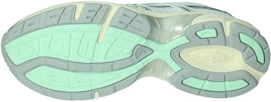 Onderkant van een witte ASICS Gel-1130 sneaker met zilveren en mintgroene details.