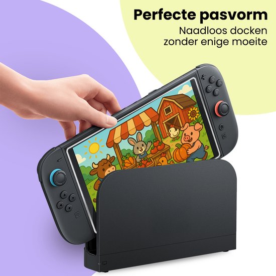 Een hand die een Nintendo Switch 2 met een boerderijspel in een docking station plaatst, genaamd 'Perfecte pasvorm'.