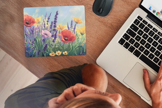 Muismat met schilderij van rode klaprozen, gele bloemen en paarse lavendel onder een blauwe lucht.