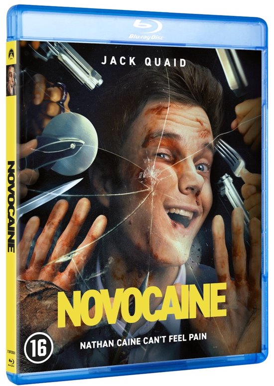 Blu-ray hoes met Jack Quaid die lachend door gebroken glas kijkt, omringd door messen en vorken. Titel: NOVOCAINE.