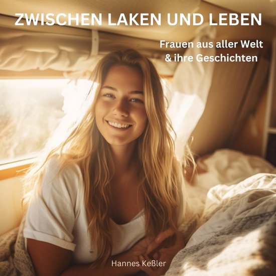 Jonge vrouw met lang blond haar, lachend in bed, met de tekst 'Zwischen Laken und Leben'.