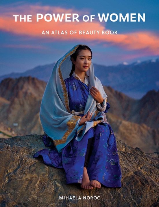 De cover van het boek 'The Power of Women' toont een jonge vrouw in traditionele kleding, zittend op een rots met bergen op de achtergrond.