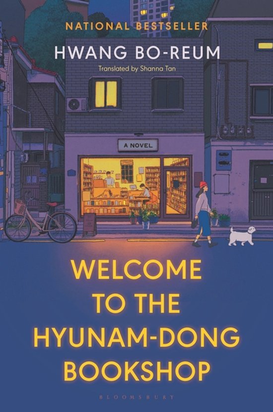 Boekomslag van 'Welcome to the Hyunam-Dong Bookshop' met een illustratie van een boekwinkel 's avonds. 'National Bestseller' staat bovenaan.