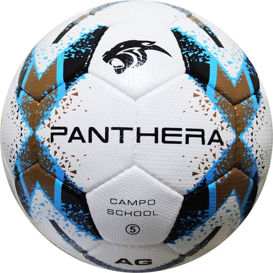 Panthera Campo School AG voetbal, maat 5, met een witte ondergrond en een zwart panterlogo. De bal heeft een patroon van blauwe, bruine en zwarte driehoekige vormen.
