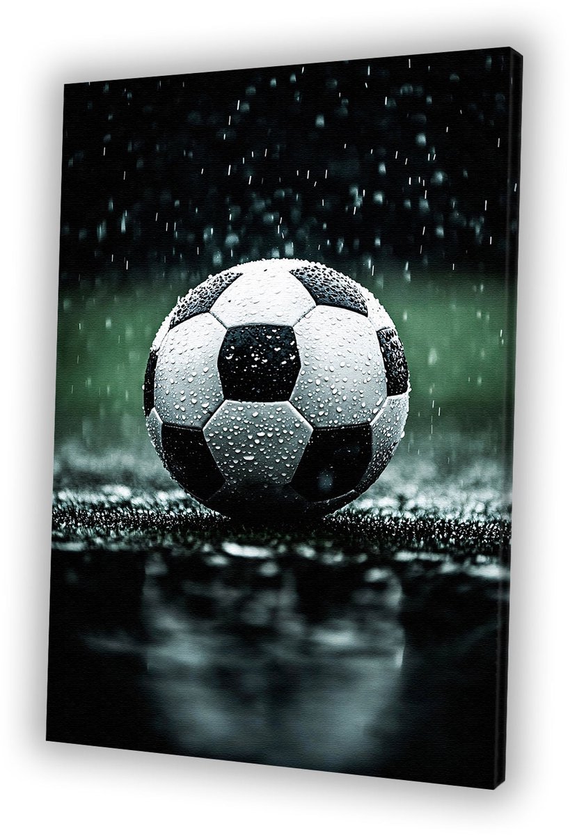 Voetbal close-up in regen - Voetbal muurdecoratie - Kunstwerk sport - Hyperrealisme - Klassieke schilderijen - Muurdecoratie slaapkamer - canvas 60x90 cm