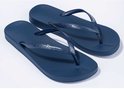 Paar donkerblauwe Ipanema teenslippers met getextureerde zolen en bandjes met Ipanema-logo.