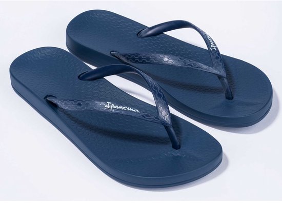 Paar donkerblauwe Ipanema teenslippers met getextureerde zolen en bandjes met Ipanema-logo.