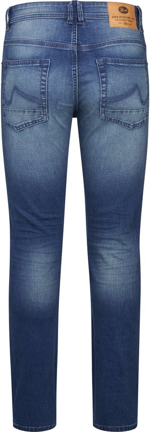 Achterkant van een vaalblauwe slim fit spijkerbroek, met zakken en een leren label.