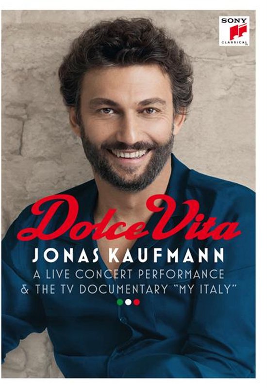 Jonas Kaufmann lachend in een blauw shirt voor 'Dolce Vita'.