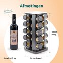 Draaiend kruidenrek van 33 cm hoog en 16 cm breed, met een fles rode wijn ernaast.