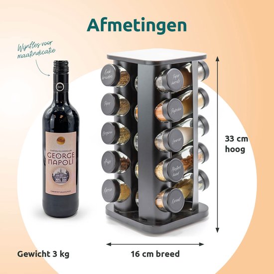 Draaiend kruidenrek van 33 cm hoog en 16 cm breed, met een fles rode wijn ernaast.