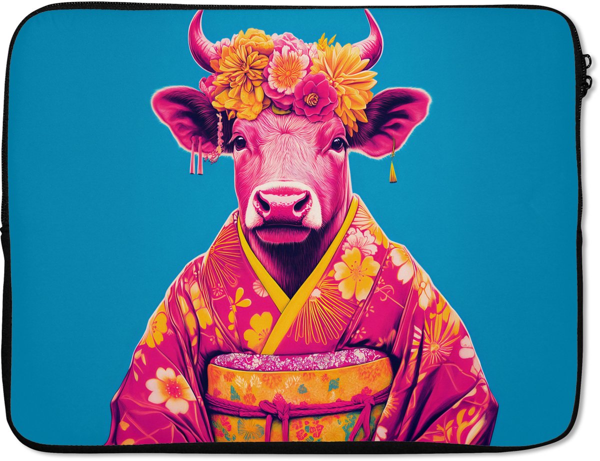 Laptophoes 15.6 inch - Koe - Bloemenkrans - Oorhangers - Kimono - Laptop sleeve - Binnenmaat 37x26 cm - Zwarte achterkant