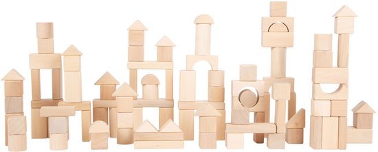 Een verzameling natuurlijke houten bouwblokken, waaronder cilinders, bogen, torens en huizen, op een witte achtergrond.