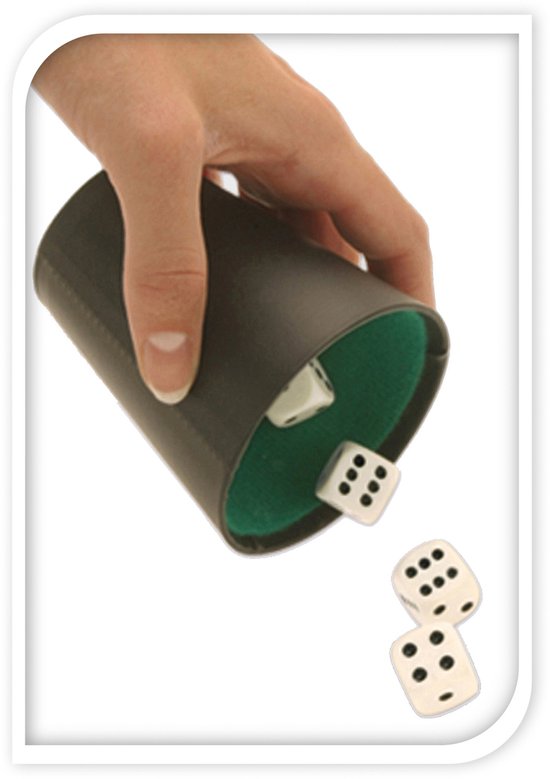 Hand gooit 3 witte dobbelstenen uit een zwarte beker met groene voering.