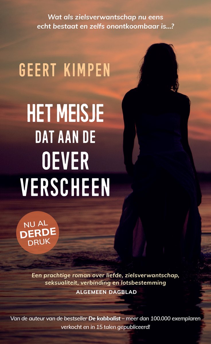 Boekomslag, silhouet van een vrouw bij zonsondergang, titel "Het meisje dat aan de oever verscheen"