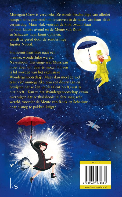 Achterkant van het boek 'Nevermoor'. Een meisje met rode paraplu en een kraai vliegen door de lucht boven een maanlandschap.