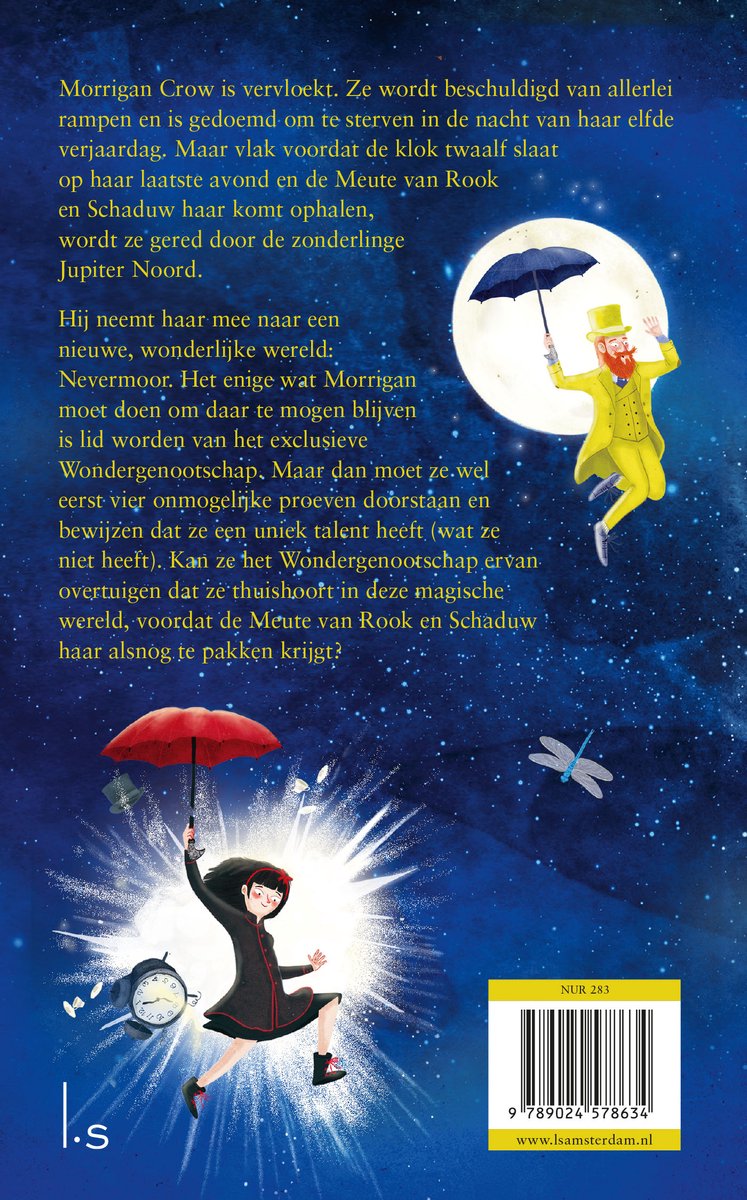 Achterkant van het boek 'Nevermoor'. Een meisje met rode paraplu en een kraai vliegen door de lucht boven een maanlandschap.