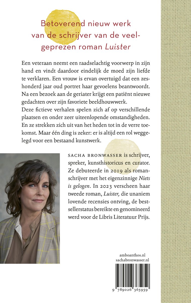 Foto van Sacha Bronwasser, schrijfster, met bruin haar, die op een afstand kijkt. Haar titel 'Luister' staat erbij.