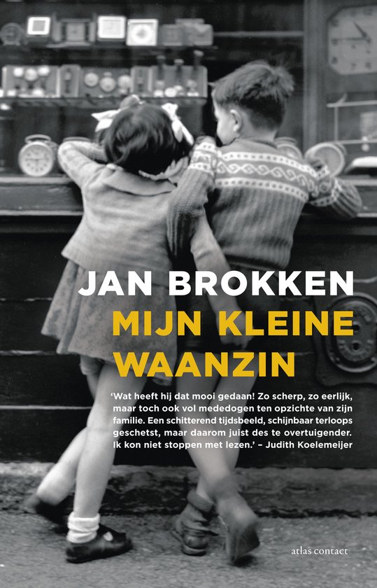 Boekomslag van 'Mijn kleine waanzin' van Jan Brokken. Een zwart-witfoto van twee kinderen die voor een etalage staan.