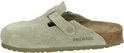 Lichtgroene suède Birkenstock Boston slipper, van opzij gezien, met gesp.
