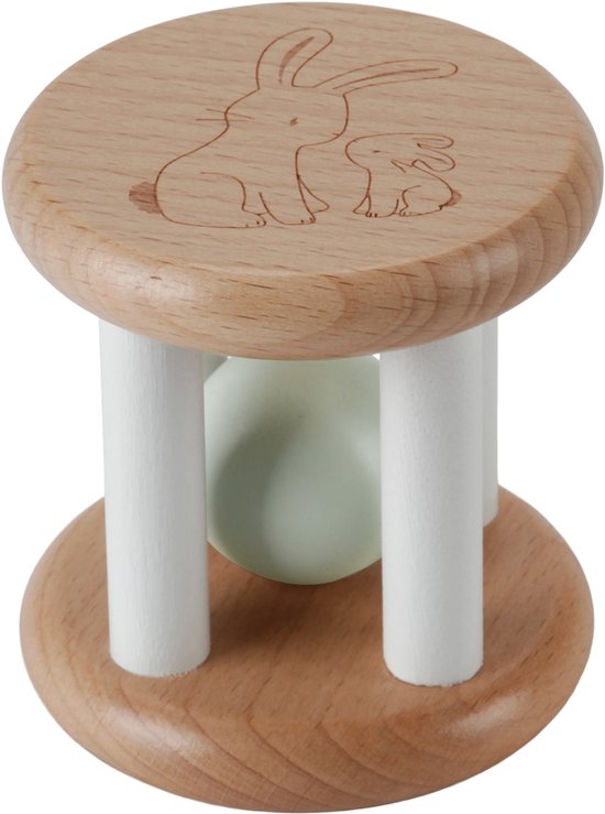 Houten rammelaar met twee konijnen en een lichtgroene bal.