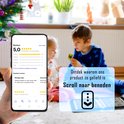 Telefoon die een reviewpagina toont met 5 sterren. Op de achtergrond spelen twee kinderen.
