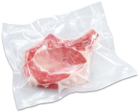 Une côtelette de porc emballée sous vide dans un sac transparent.