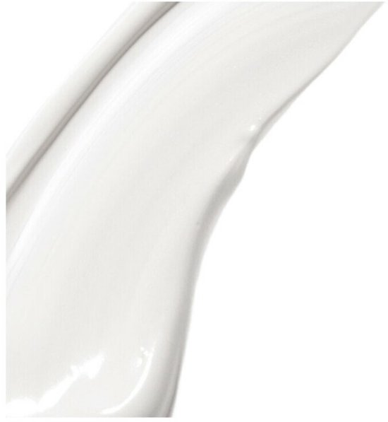 Een dikke, witte crème wordt uitgesmeerd op een witte achtergrond.