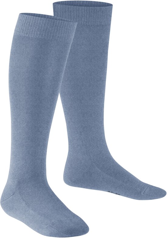 Blauwe kniekousen van Falke, close-up van de voet.