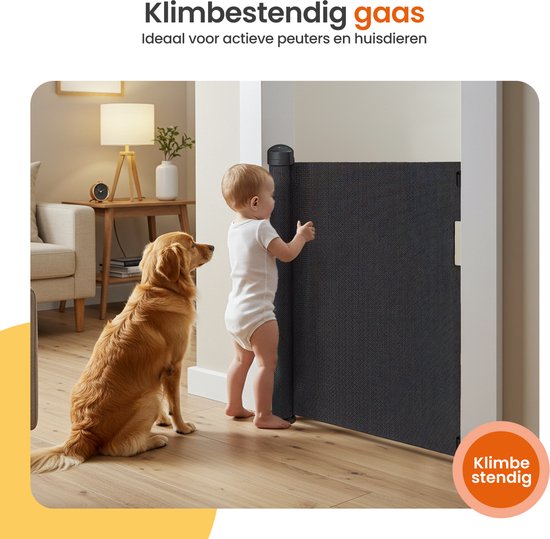 Een baby en een hond kijken naar een opgerold, donkergrijs veiligheidshekje, ideaal voor actieve peuters.