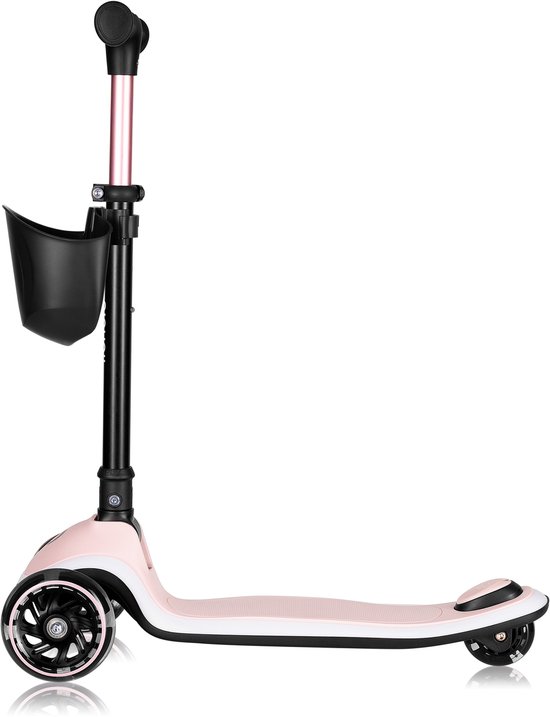 Roze kinderstep met zwarte handgrepen en een zwart mandje, met roze accenten op de stuurkolom.