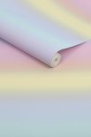 Een rol behang met een zachte regenboogkleurige gradiënt van pastelpaars, roze, geel en lichtblauw.