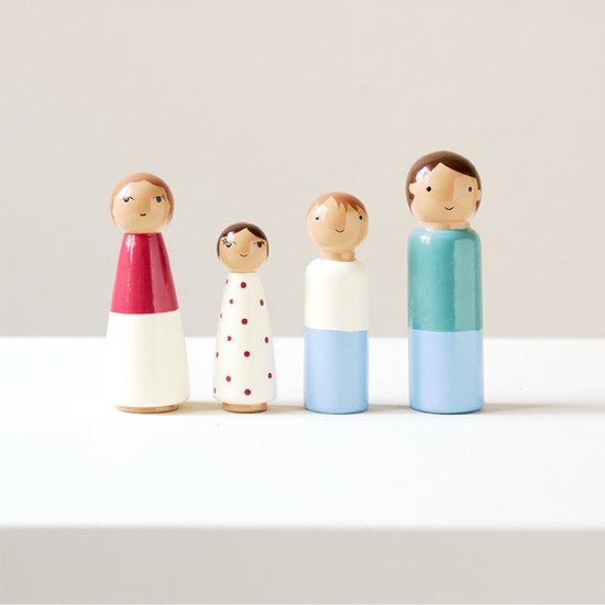 Vier houten poppenhuispoppen op een witte ondergrond. Kleding van rood, wit, blauw en groen. Petite Amélie.