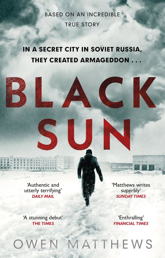 Boekomslag van 'Black Sun': een figuur in de sneeuw met Sovjetgebouwen op de achtergrond.