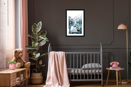 Winterlandschap met bergen, water en boten, in zwarte lijst, in kinderkamer.