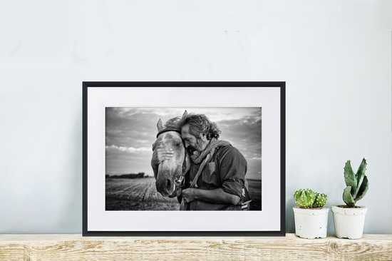 Amitié entre un cheval et un homme en noir et blanc 30x20 cm - petit