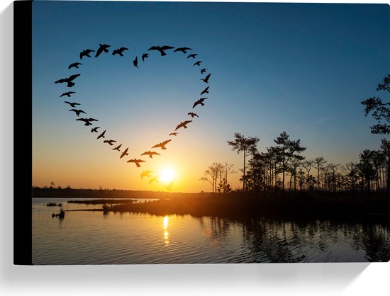 Canvas - Zwerm Vogels Vliegend in Hartvorm boven het Water - 40x30 cm Foto op Canvas Schilderij (Wanddecoratie op Canvas)