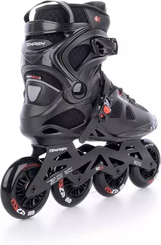 Zwarte inline skates met witte streep op de achterkant, rode accenten en vier wielen.