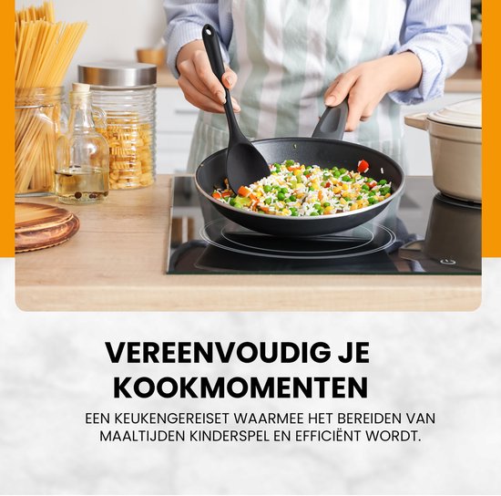 Vrouw in schort met pollepel in een koekenpan met groenten boven een kookplaat.