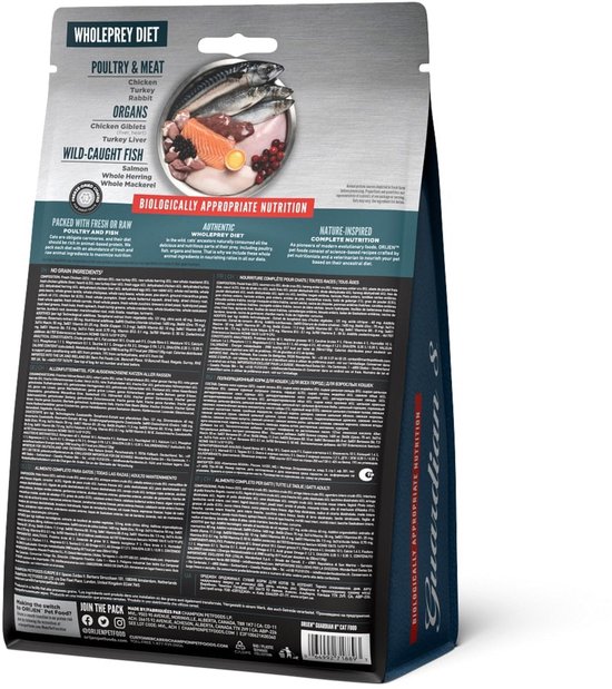 Achterkant van een zak kattenvoer met ingrediëntenlijst en voedingsinformatie