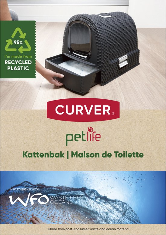 Curver kattenbak van gerecycled plastic, met lade, afgebeeld met een hand die de lade uittrekt.