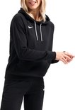 Zwarte Nike hoodie met witte veters en logo, gedragen door vrouw